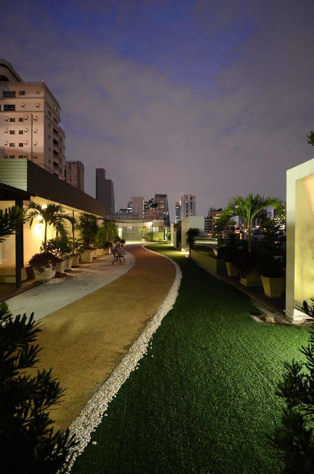 Beverly 33 By Aspira Bangkok Exterior foto